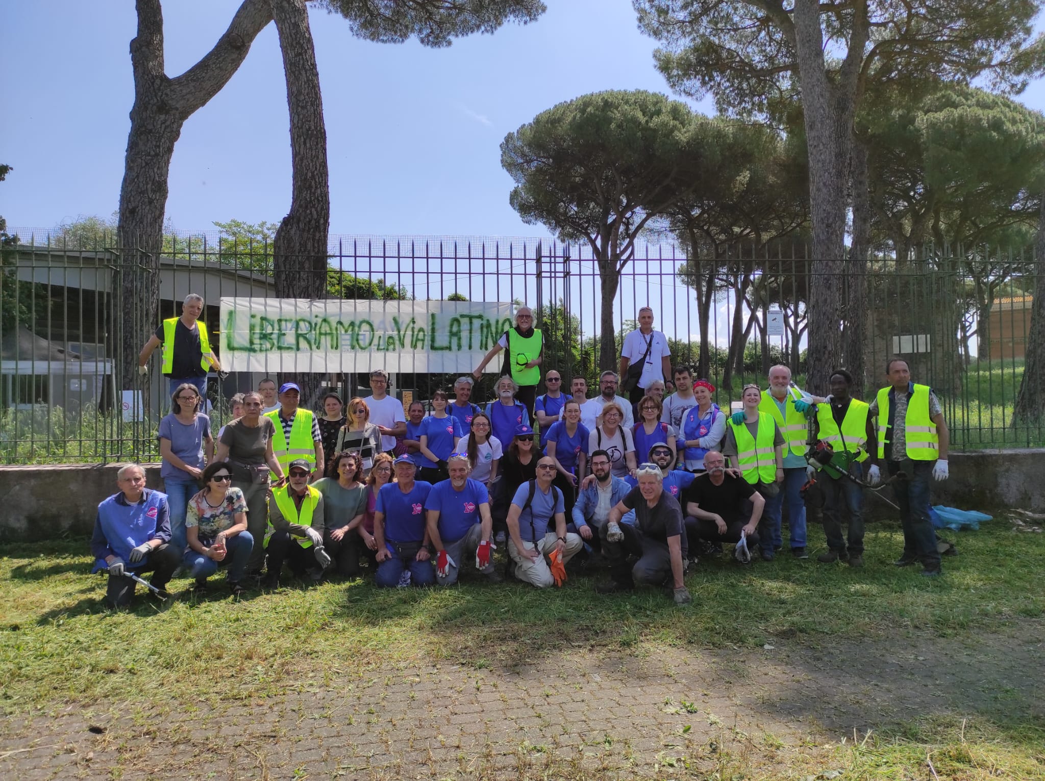 Volontari partecipanti a Liberiamo la Via latina, Roma