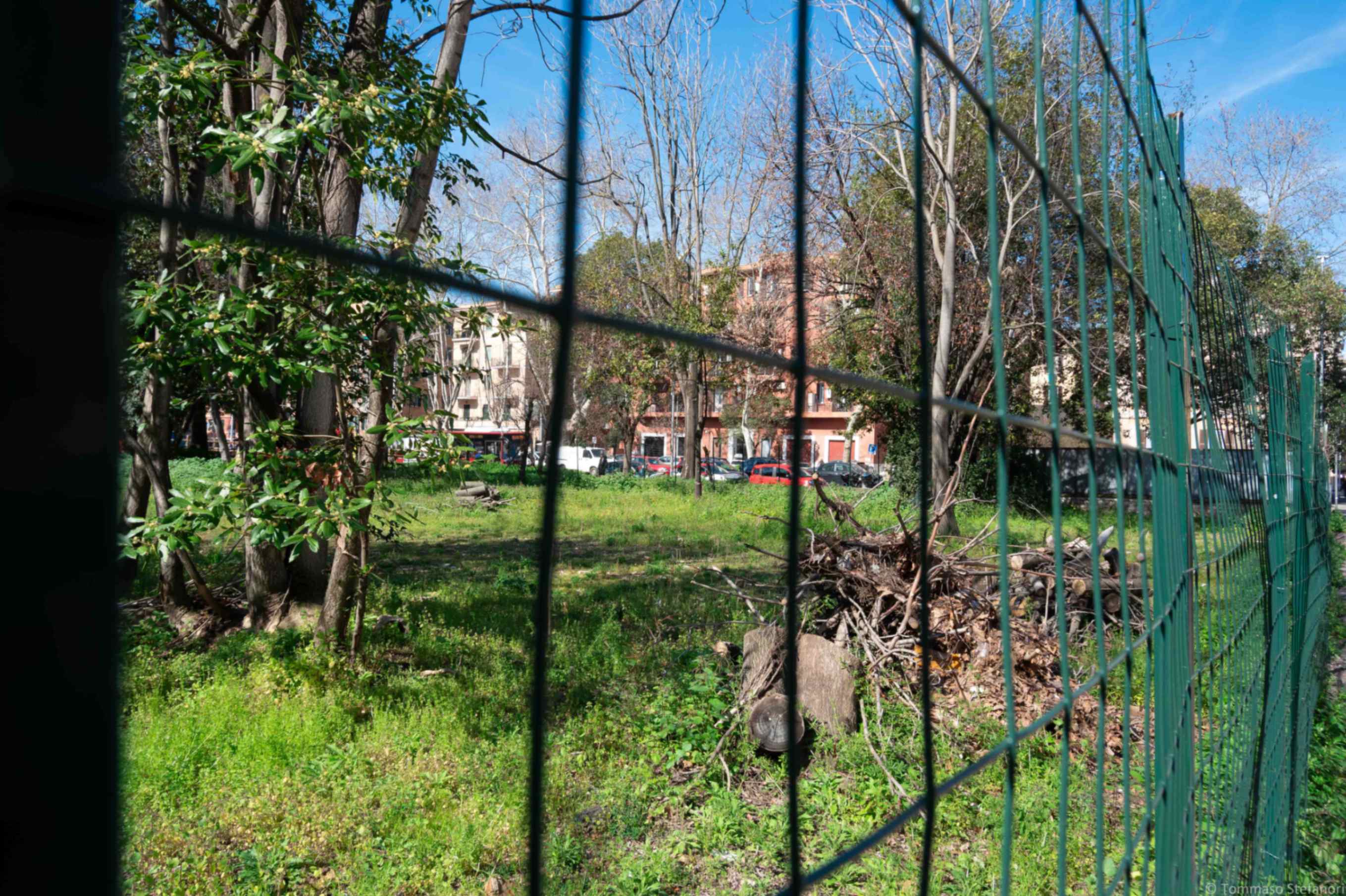 Lo stato di degrado del Giardino dedicato a Lidia Menapace